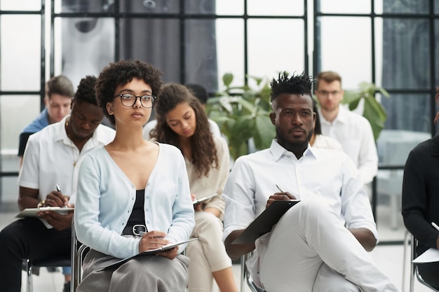 Grupo de pessoas na conferência de negócios no salão