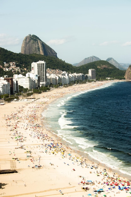 Foto grupo de pessoas na praia