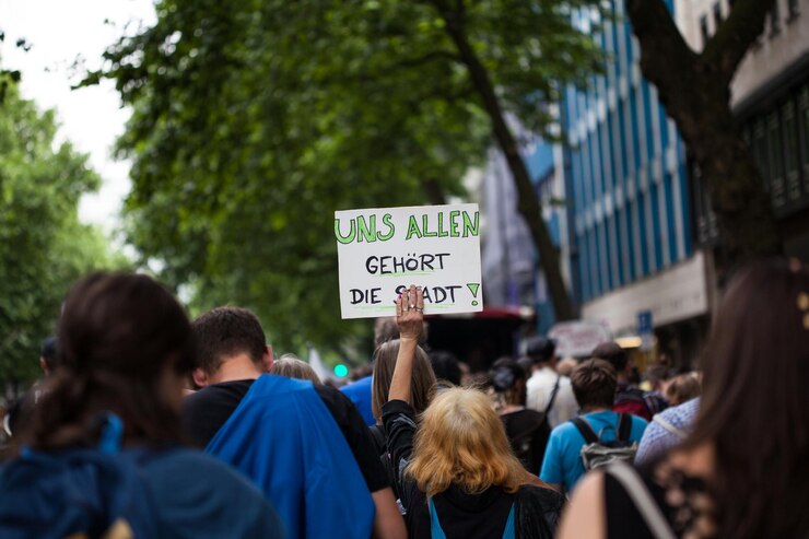 Foto grupo de pessoas na rua.