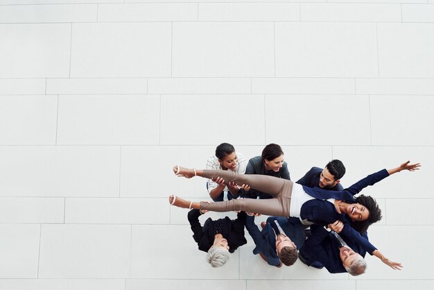 Foto grupo de pessoas no chão contra a parede