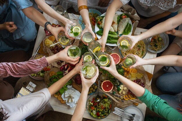 Foto grupo de pessoas num restaurante