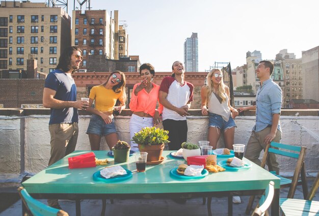 Foto grupo de pessoas num restaurante