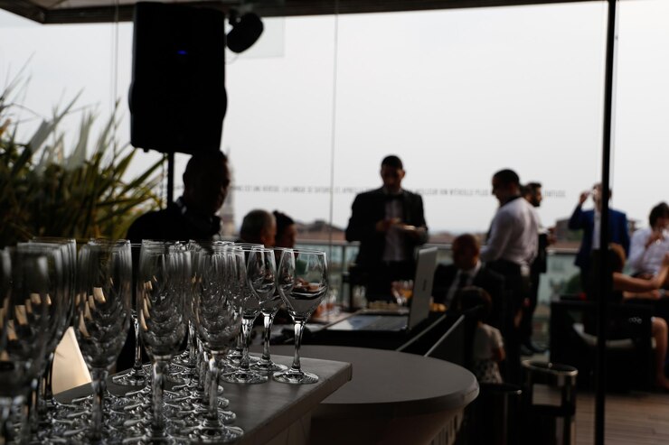 Foto grupo de pessoas num restaurante
