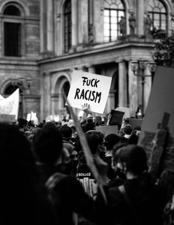 Foto grupo de pessoas protestando em frente ao edifício