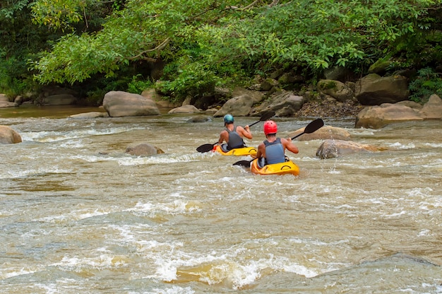 Grupo de pessoas rafting nas corredeiras de maetaman