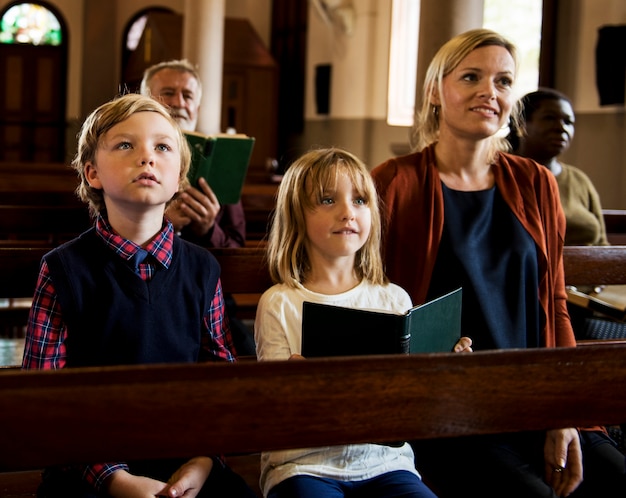 Grupo de pessoas religiosas em uma igreja