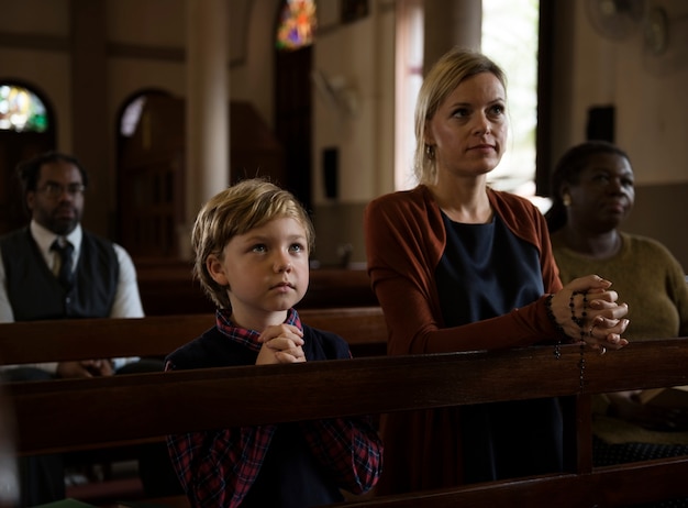 Grupo de pessoas religiosas em uma igreja