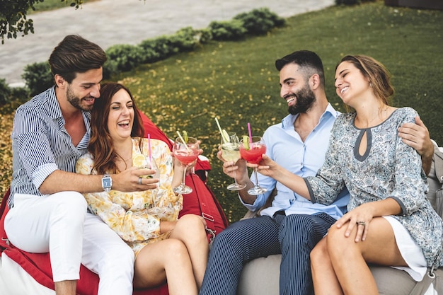 Grupo de pessoas rindo e se divertindo no coquetel efeito emaranhado