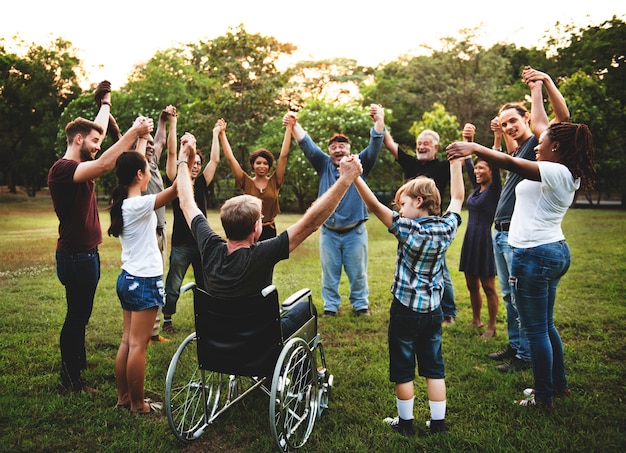 Foto grupo de pessoas segurando a mão juntos no parque