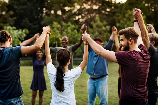 Foto grupo de pessoas segurando a mão juntos no parque