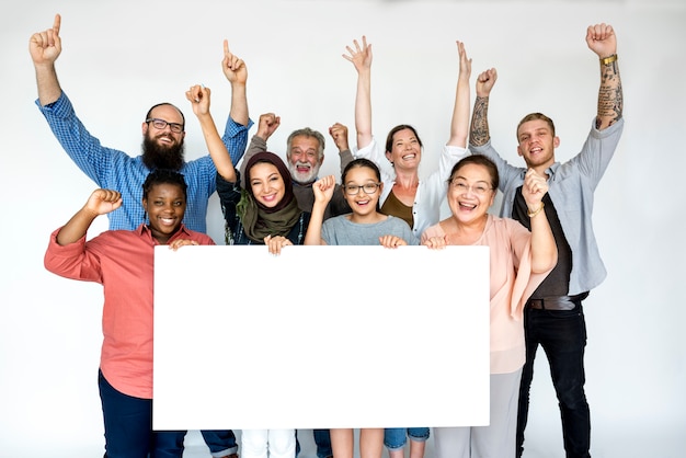 Grupo de pessoas segurando bandeira e animar