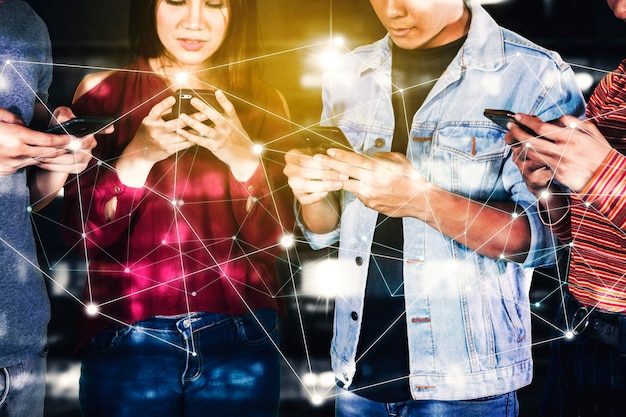 Foto grupo de pessoas segurando um telefone inteligente