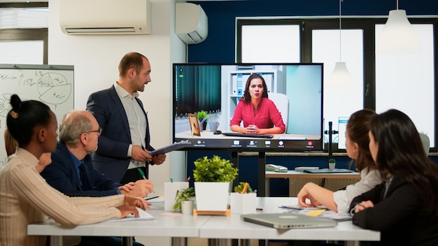 Grupo de pessoas sentadas à mesa