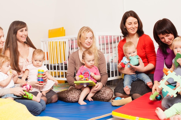 Foto grupo de pessoas sentadas em brinquedos