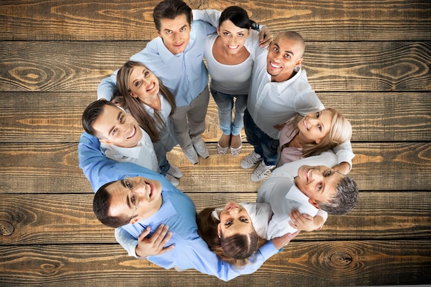 Grupo de pessoas sorrindo