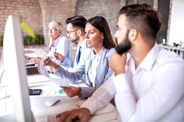 Grupo de pessoas trabalha no escritório