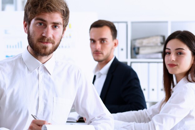 Grupo de pessoas trabalhando em uma equipe