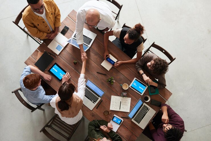 Foto grupo de pessoas trabalhando no plano de negócios em um escritório