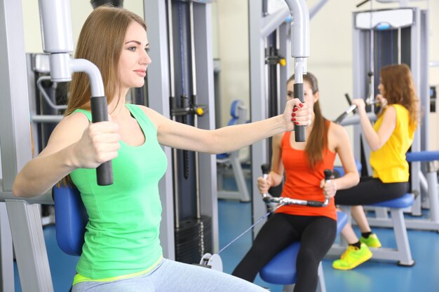 Grupo de pessoas treinando com pesos na academia