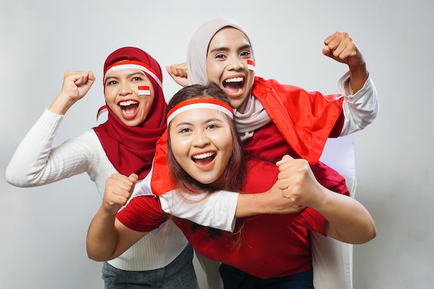 grupo de pessoas usando os atributos de vermelho e branco para comemorar o dia da independência da Indonésia