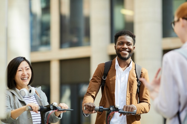 Grupo de pessoas usando scooters elétricos