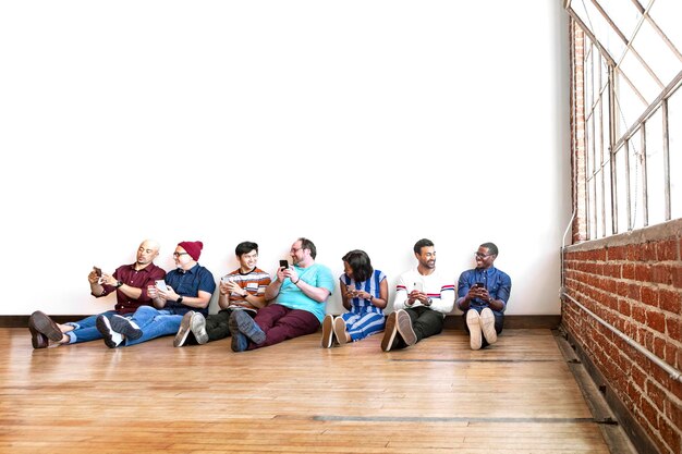 Grupo de pessoas usando telefones celulares