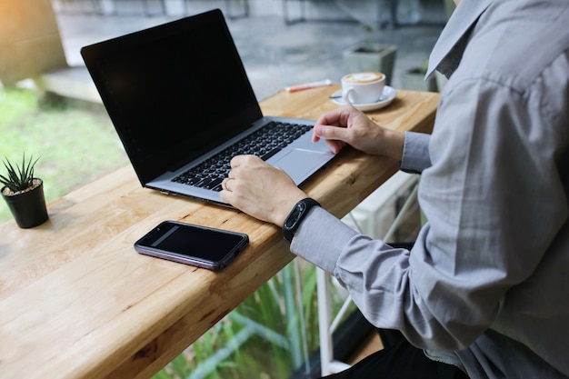 Grupo de pessoas várias nacionalidade feliz e alegre para o sucesso-los trabalhar com o laptop no escritório moderno.