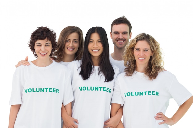 Grupo de pessoas vestindo camiseta voluntária