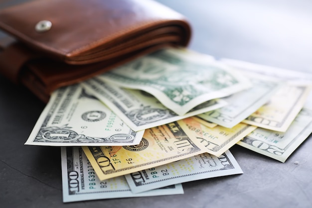 Grupo de pilha de dinheiro de notas de 100 dólares americanos, muito da textura do fundo. Dinheiro em uma grande pilha como pano de fundo financeiro.