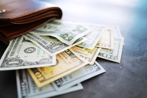 Grupo de pilha de dinheiro de notas de 100 dólares americanos, muito da textura do fundo. Dinheiro em uma grande pilha como pano de fundo financeiro.