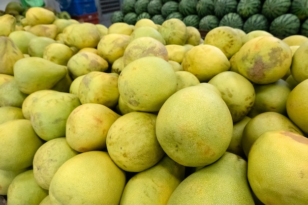 Grupo de pomelo em mercado tradicional
