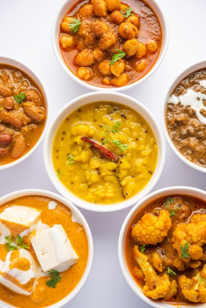 Grupo de pratos vegetarianos indianos variedade de refeições de cozinha punjabi quente e picante em tigelas