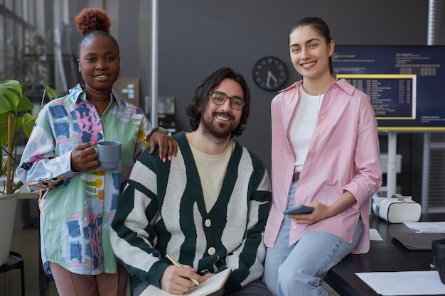 Grupo de programadores trabalhando em equipe no escritório