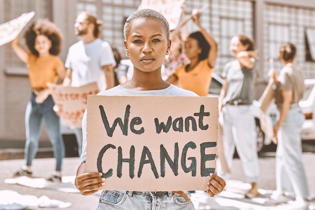 Grupo de protesto de mulheres negras e sinal sobre paz, justiça e igualdade de gênero na África do Sul para liderança política Liberdade, direitos humanos e ativista marchando contra as mudanças climáticas, racismo e corrupção