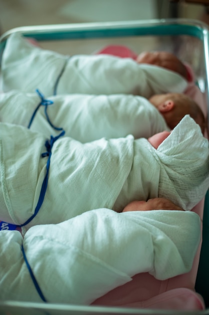 grupo de recém-nascidos toghether na cama do hospital