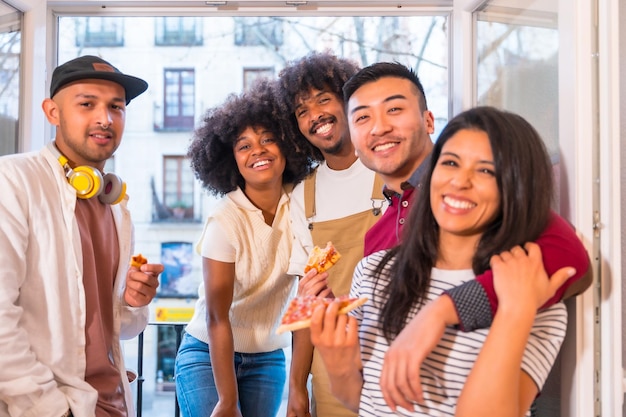 Grupo de retrato de amigos comendo pizza no terraço em casa almoço ou jantar estilo de vida