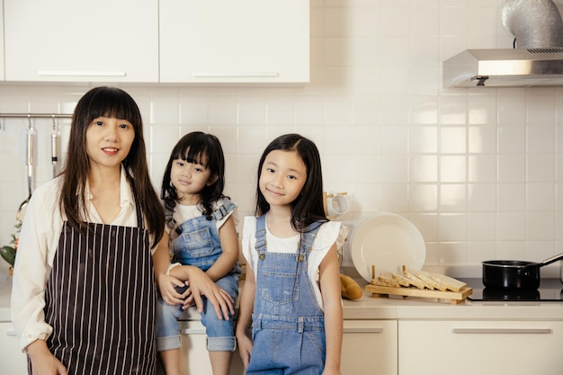 grupo de retratos de mãe e filha asiáticas tomando em casa cozinha feliz juntos