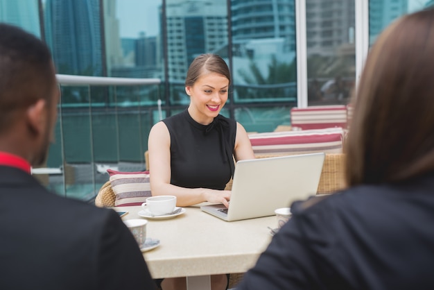 Grupo de reunião de equipe de negócios falando planejamento de brainstorming de entrevista de emprego.