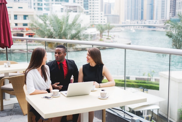 Grupo de reunião de equipe de negócios falando planejamento de brainstorming de entrevista de emprego.