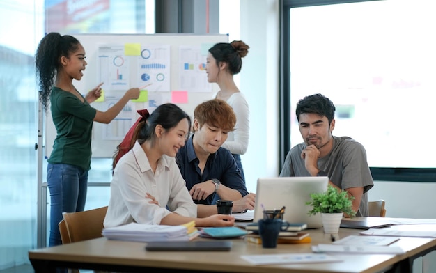 Grupo de reunião de negócios asiáticos e discussão com o novo projeto de ideia de inicialização Empresários criativos planejando análise de estratégia e brainstorming com relatório de documento no escritório