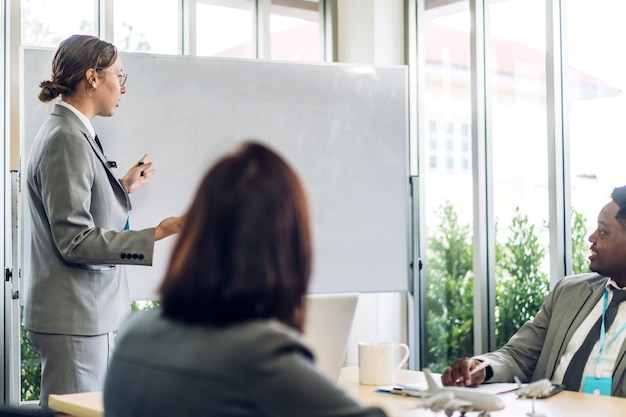 Grupo de reunião de negócios e discussão de estratégia com processo de finanças de análise de projeto de inicialização de marketing Pessoas de negócios de sucesso planejam e fazem brainstorming de ideias e parceiros de documentos no escritórioTrabalho em equipe