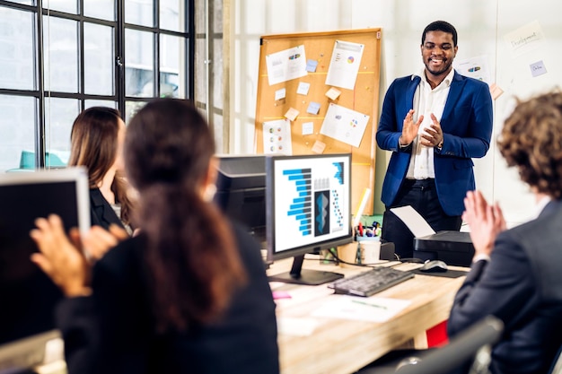 Grupo de reunião de negócios profissional e discussão de estratégia com novo projeto de inicialização Pessoas de negócios criativos planejando e brainstorming com computador portátil no escritório modernoConceito de trabalho em equipe