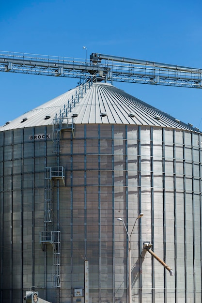 Foto grupo de silos de grãos no uruguai com céu azul