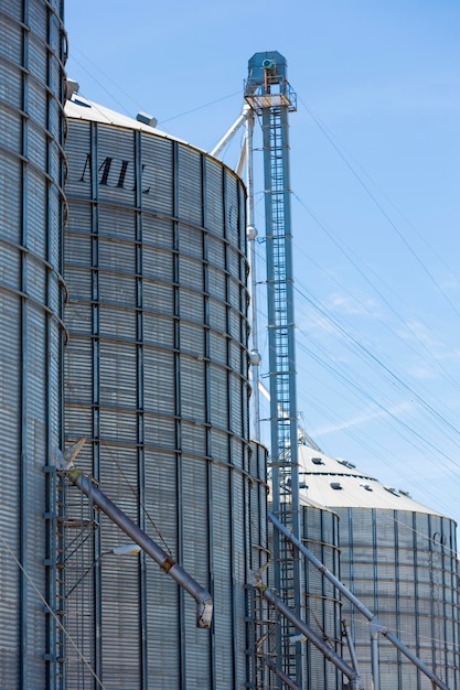 Foto grupo de silos de grãos no uruguai com céu azul