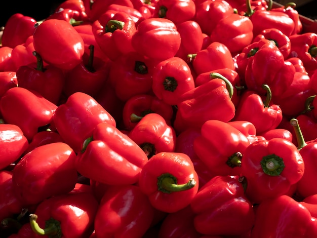 Grupo de sino de pimenta vermelha para venda no mercado fresco