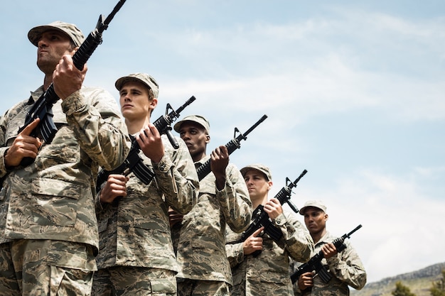 Foto grupo de soldados militares com rifles