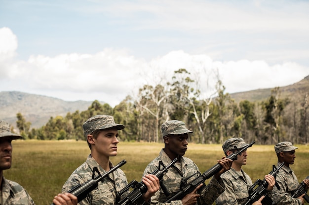 Grupo de soldados militares com rifles