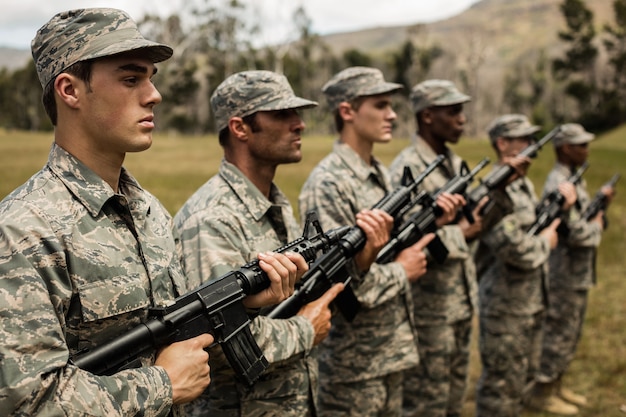 Grupo de soldados militares com rifles