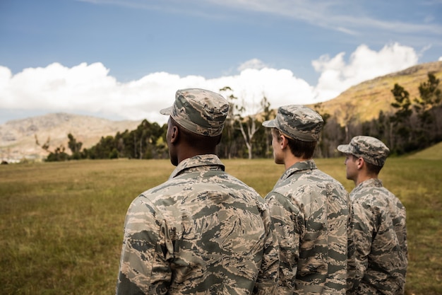 Grupo de soldados militares na fila