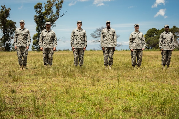 Grupo de soldados militares na fila